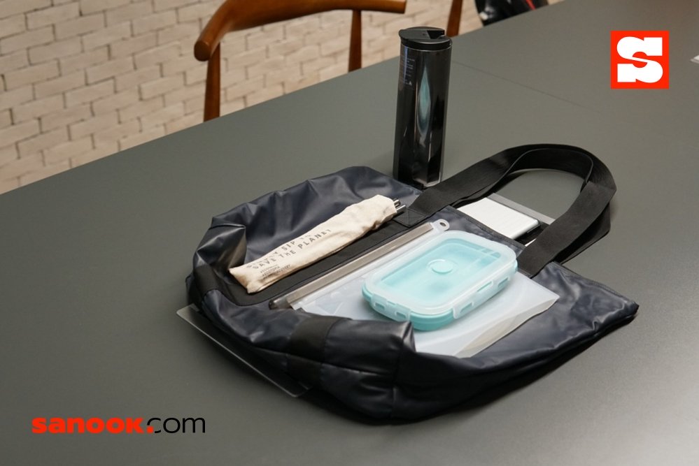 เปิดกระเป๋า “อัด อวัช” วง “mints” ที่พบว่ามีขวดน้ำ หลอดสเตนเลส กล่องใส่อาหาร และถุงซิลิโคน