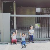 เปิดบ้าน “สิงโต นำโชค” ทุกมุมในบ้านเต็มไปด้วยสีสันของ 3 หนุ่มน้อยแสนซน