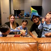 เปิดบ้าน “สิงโต นำโชค” ทุกมุมในบ้านเต็มไปด้วยสีสันของ 3 หนุ่มน้อยแสนซน