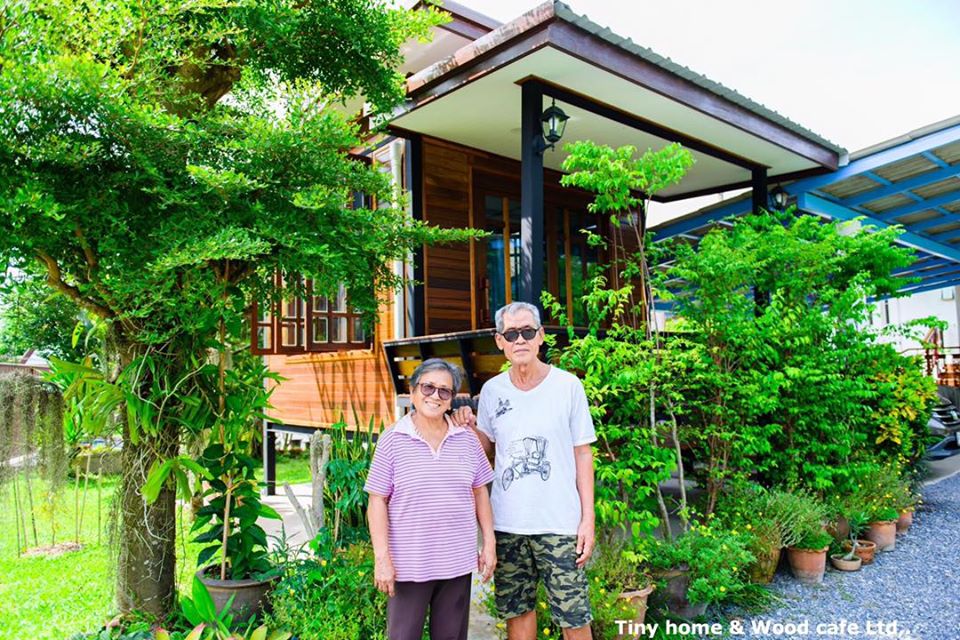 บ้านไม้น็อคดาวน์หลังเล็กในสวน บรรยากาศร่มรื่นเย็นสบาย เหมาะกับการพักผ่อนของวัยเกษียณ