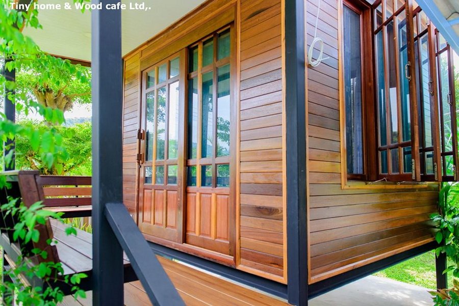 บ้านไม้น็อคดาวน์หลังเล็กในสวน บรรยากาศร่มรื่นเย็นสบาย เหมาะกับการพักผ่อนของวัยเกษียณ