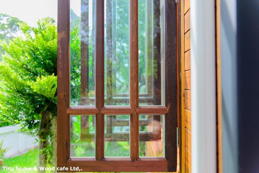 บ้านไม้น็อคดาวน์หลังเล็กในสวน บรรยากาศร่มรื่นเย็นสบาย เหมาะกับการพักผ่อนของวัยเกษียณ