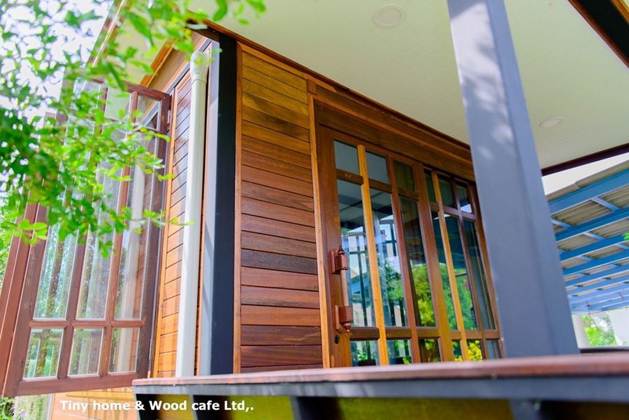 บ้านไม้น็อคดาวน์หลังเล็กในสวน บรรยากาศร่มรื่นเย็นสบาย เหมาะกับการพักผ่อนของวัยเกษียณ