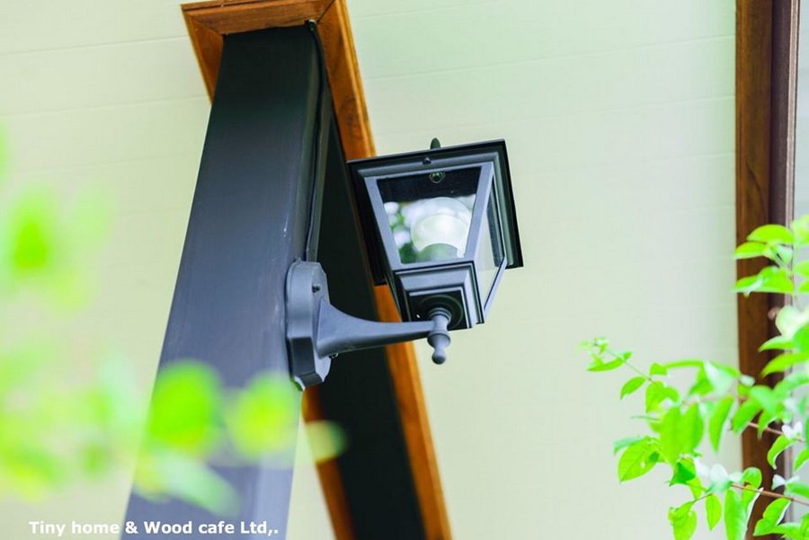 บ้านไม้น็อคดาวน์หลังเล็กในสวน บรรยากาศร่มรื่นเย็นสบาย เหมาะกับการพักผ่อนของวัยเกษียณ