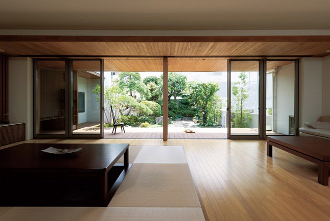 บ้านชั้นเดียวสไตล์ญี่ปุ่นโมเดิร์น ตกแต่งด้วยโทนสีขาวเรียบง่าย พร้อมสวนสีเขียวรอบบ้าน เชื่อมต่อพื้นที่พักอาศัยสู่ธรรมชาติอันเงียบสงบ
