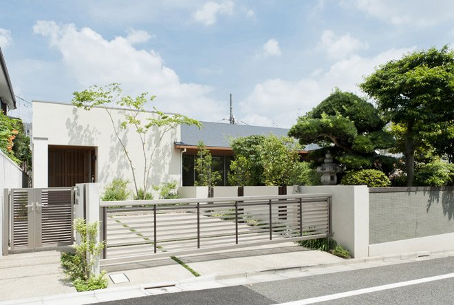 บ้านชั้นเดียวสไตล์ญี่ปุ่นโมเดิร์น ตกแต่งด้วยโทนสีขาวเรียบง่าย พร้อมสวนสีเขียวรอบบ้าน เชื่อมต่อพื้นที่พักอาศัยสู่ธรรมชาติอันเงียบสงบ