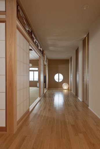 บ้านชั้นเดียวสไตล์ญี่ปุ่นโมเดิร์น ตกแต่งด้วยโทนสีขาวเรียบง่าย พร้อมสวนสีเขียวรอบบ้าน เชื่อมต่อพื้นที่พักอาศัยสู่ธรรมชาติอันเงียบสงบ