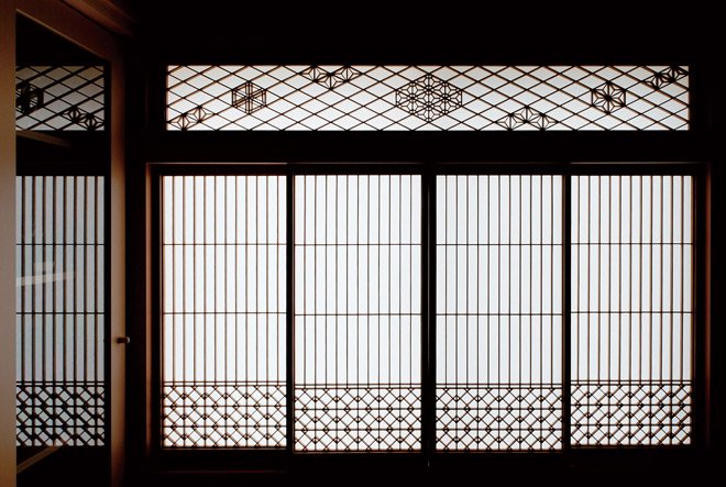 บ้านชั้นเดียวสไตล์ญี่ปุ่นโมเดิร์น ตกแต่งด้วยโทนสีขาวเรียบง่าย พร้อมสวนสีเขียวรอบบ้าน เชื่อมต่อพื้นที่พักอาศัยสู่ธรรมชาติอันเงียบสงบ