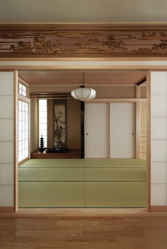 บ้านชั้นเดียวสไตล์ญี่ปุ่นโมเดิร์น ตกแต่งด้วยโทนสีขาวเรียบง่าย พร้อมสวนสีเขียวรอบบ้าน เชื่อมต่อพื้นที่พักอาศัยสู่ธรรมชาติอันเงียบสงบ