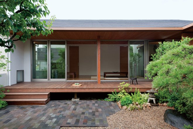 บ้านชั้นเดียวสไตล์ญี่ปุ่นโมเดิร์น ตกแต่งด้วยโทนสีขาวเรียบง่าย พร้อมสวนสีเขียวรอบบ้าน เชื่อมต่อพื้นที่พักอาศัยสู่ธรรมชาติอันเงียบสงบ