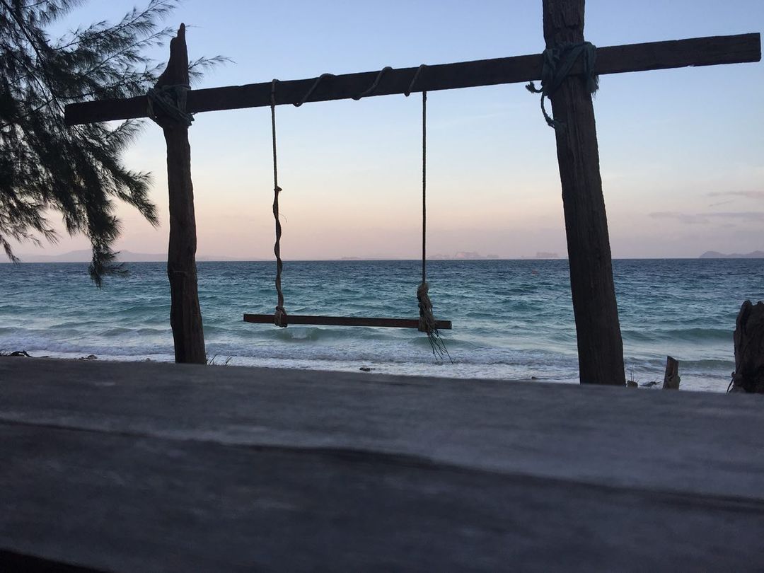 บ้านหลังที่สองของ "คัทลียา แมคอินทอช"  ณ เกาะกระดาน ล้อมรอบด้วยท้องฟ้า น้ำทะเล