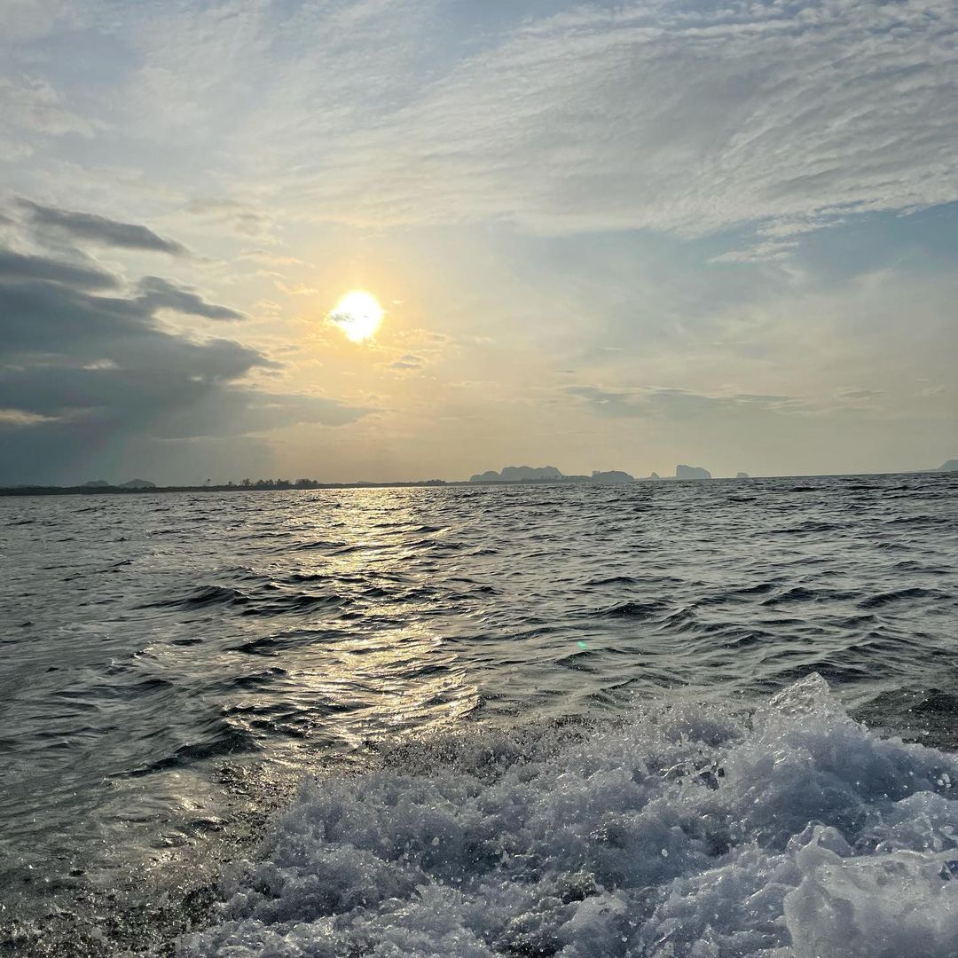 บ้านหลังที่สองของ "คัทลียา แมคอินทอช"  ณ เกาะกระดาน ล้อมรอบด้วยท้องฟ้า น้ำทะเล