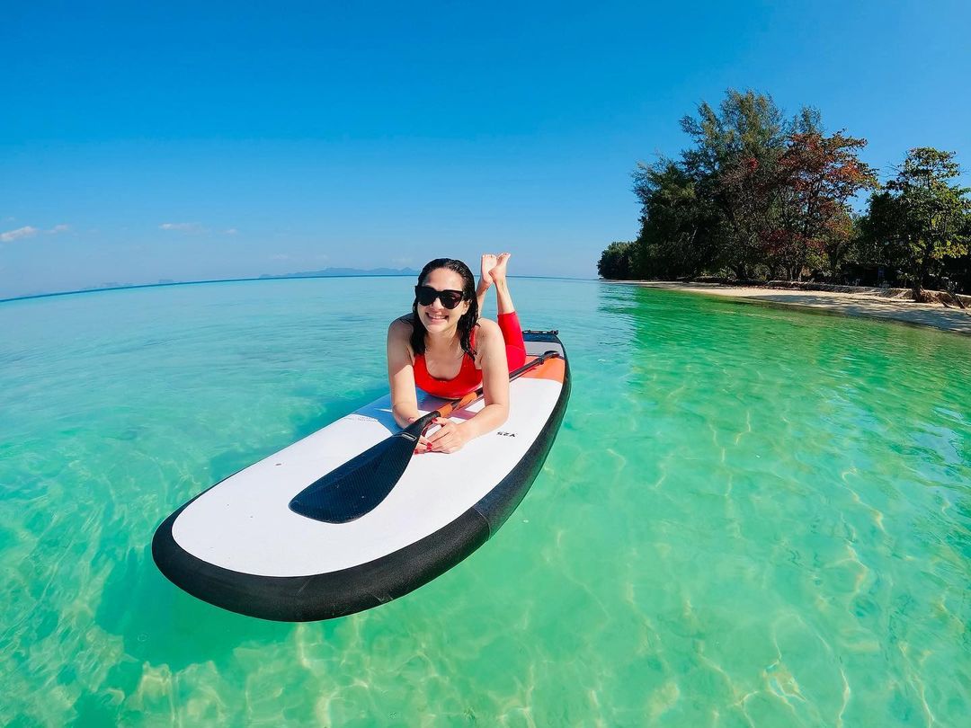 บ้านหลังที่สองของ "คัทลียา แมคอินทอช"  ณ เกาะกระดาน ล้อมรอบด้วยท้องฟ้า น้ำทะเล