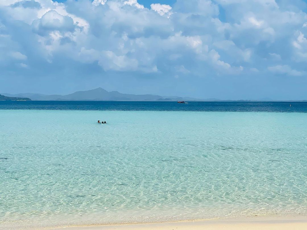 บ้านหลังที่สองของ "คัทลียา แมคอินทอช"  ณ เกาะกระดาน ล้อมรอบด้วยท้องฟ้า น้ำทะเล