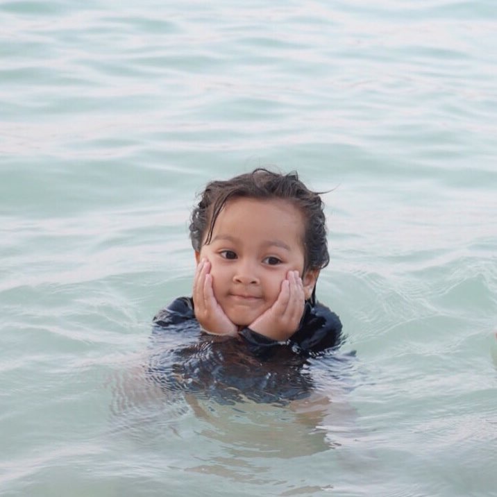 บ้านหลังที่สองของ "คัทลียา แมคอินทอช"  ณ เกาะกระดาน ล้อมรอบด้วยท้องฟ้า น้ำทะเล