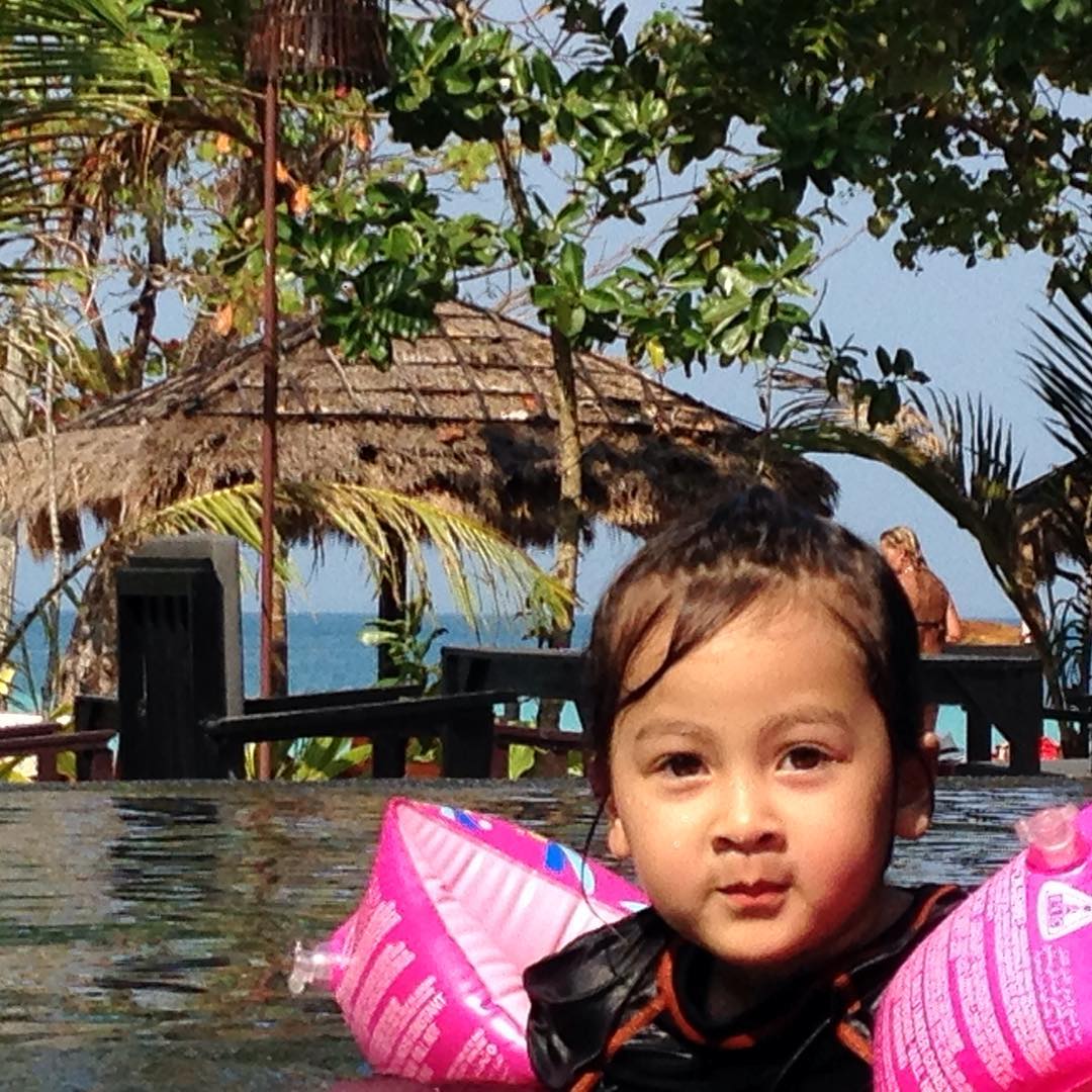 บ้านหลังที่สองของ "คัทลียา แมคอินทอช"  ณ เกาะกระดาน ล้อมรอบด้วยท้องฟ้า น้ำทะเล