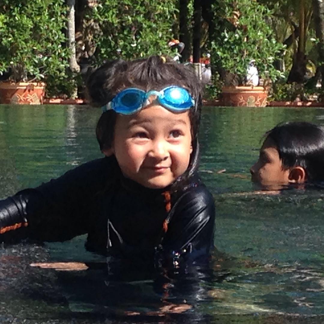 บ้านหลังที่สองของ "คัทลียา แมคอินทอช"  ณ เกาะกระดาน ล้อมรอบด้วยท้องฟ้า น้ำทะเล