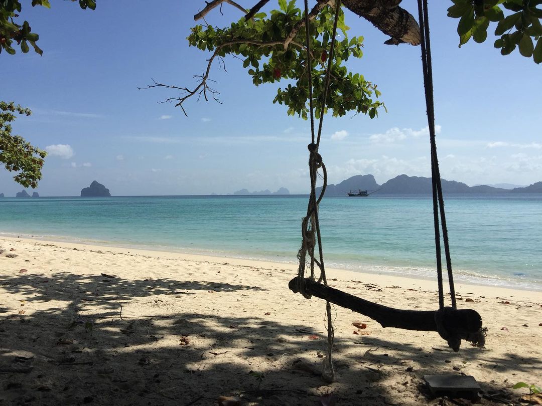 บ้านหลังที่สองของ "คัทลียา แมคอินทอช"  ณ เกาะกระดาน ล้อมรอบด้วยท้องฟ้า น้ำทะเล