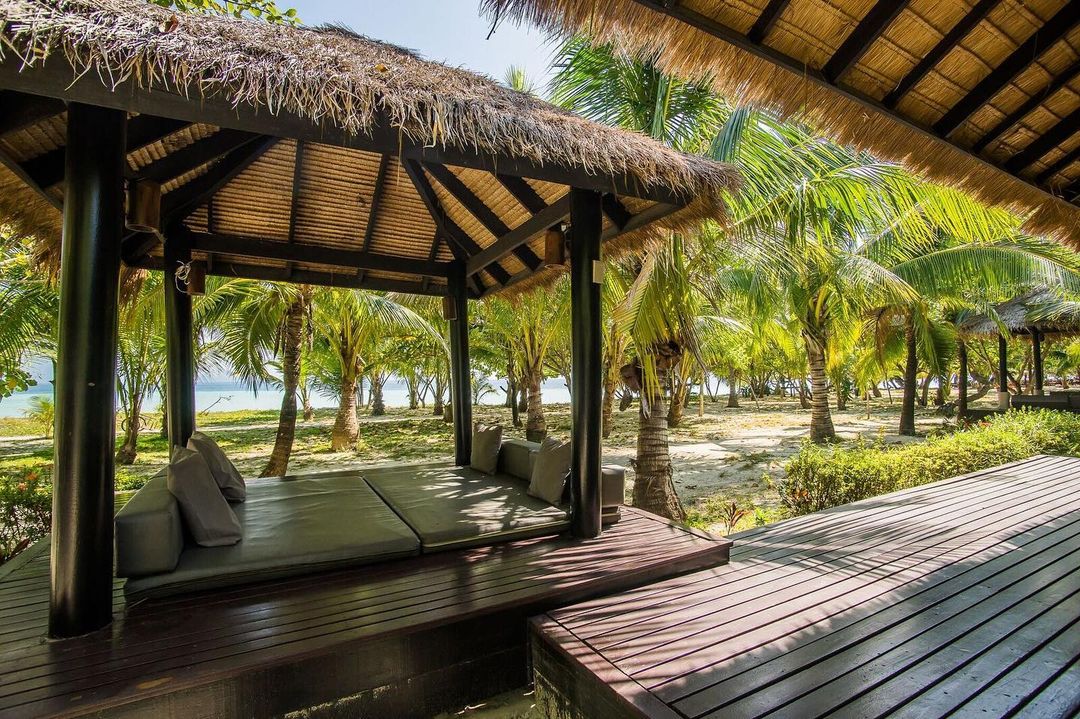 บ้านหลังที่สองของ "คัทลียา แมคอินทอช"  ณ เกาะกระดาน ล้อมรอบด้วยท้องฟ้า น้ำทะเล