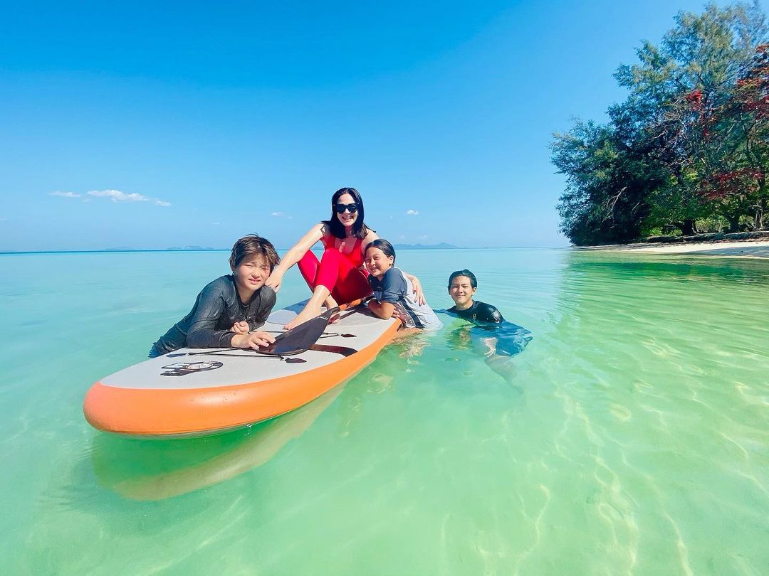 บ้านหลังที่สองของ "คัทลียา แมคอินทอช"  ณ เกาะกระดาน ล้อมรอบด้วยท้องฟ้า น้ำทะเล