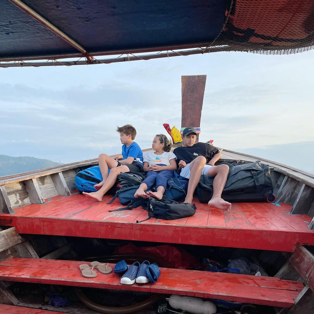 บ้านหลังที่สองของ "คัทลียา แมคอินทอช"  ณ เกาะกระดาน ล้อมรอบด้วยท้องฟ้า น้ำทะเล