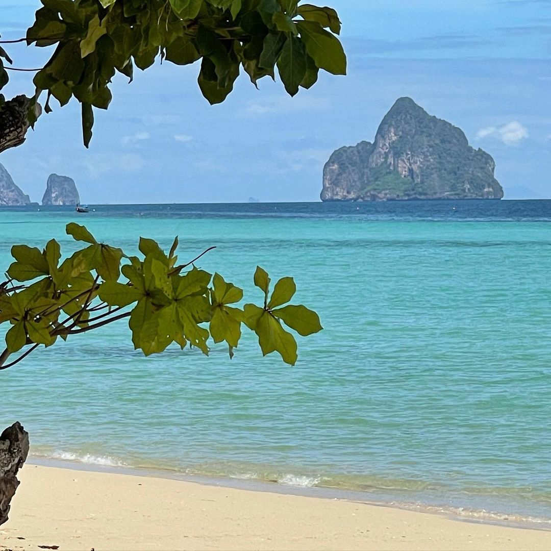 บ้านหลังที่สองของ "คัทลียา แมคอินทอช"  ณ เกาะกระดาน ล้อมรอบด้วยท้องฟ้า น้ำทะเล