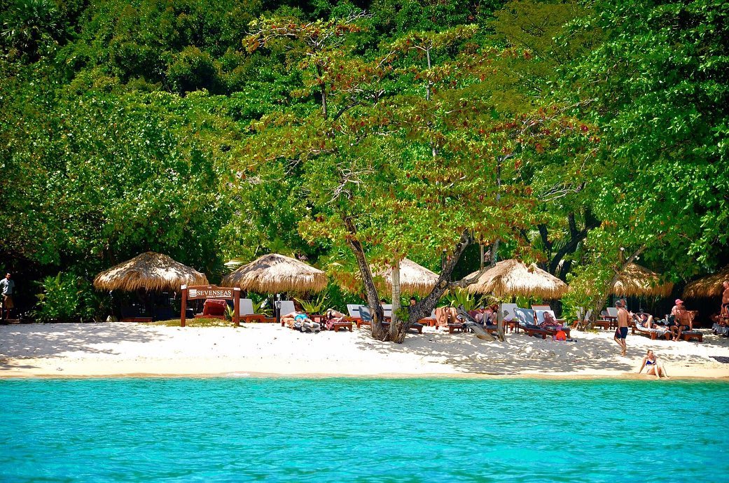 บ้านหลังที่สองของ "คัทลียา แมคอินทอช"  ณ เกาะกระดาน ล้อมรอบด้วยท้องฟ้า น้ำทะเล