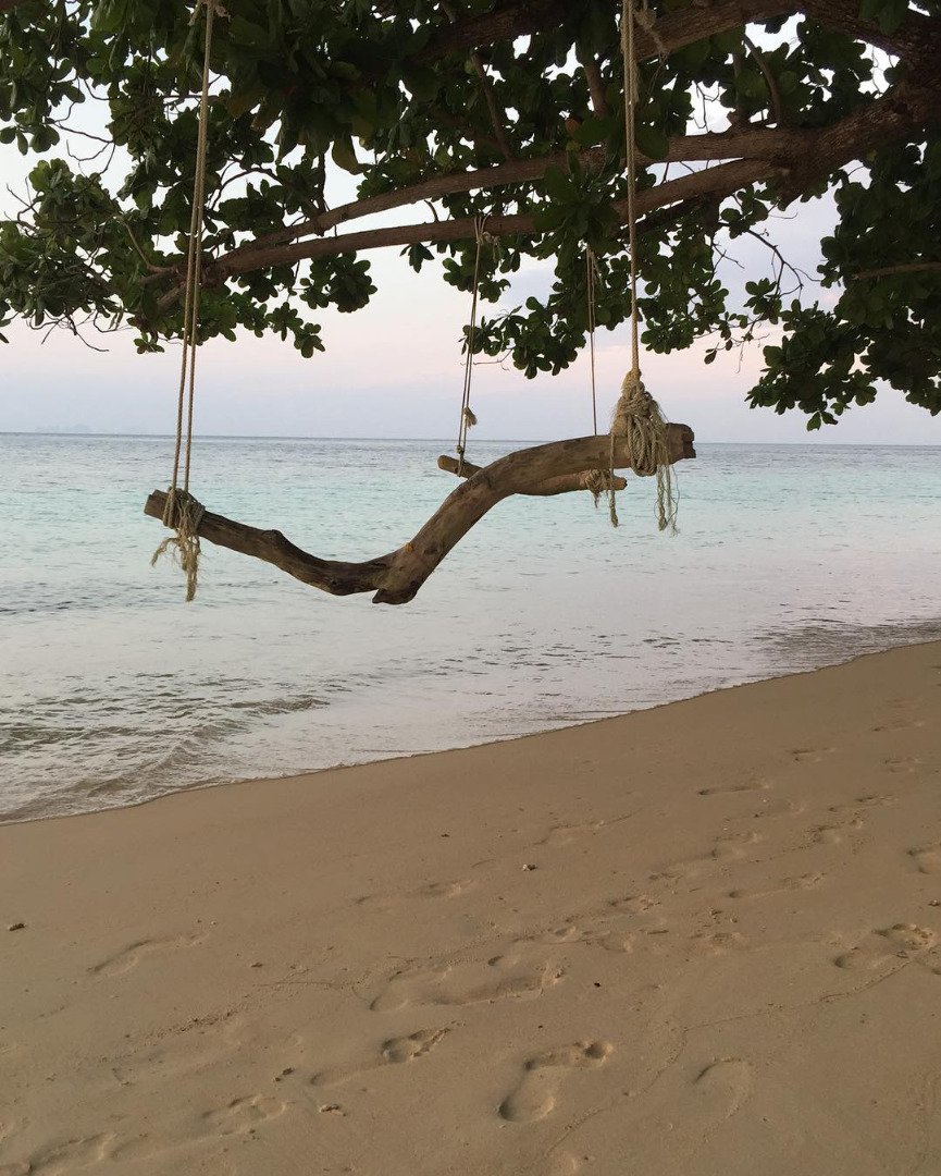 บ้านหลังที่สองของ "คัทลียา แมคอินทอช"  ณ เกาะกระดาน ล้อมรอบด้วยท้องฟ้า น้ำทะเล