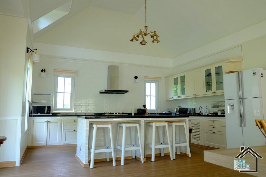 บ้านสไตล์อิงลิชคันทรี พร้อมเรือนรับรองแยก 4 ห้องนอน 4 ห้องน้ำ พื้นที่ใช้สอย 355 ตรม