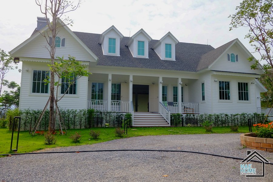 บ้านสไตล์อิงลิชคันทรี พร้อมเรือนรับรองแยก 4 ห้องนอน 4 ห้องน้ำ พื้นที่ใช้สอย 355 ตรม