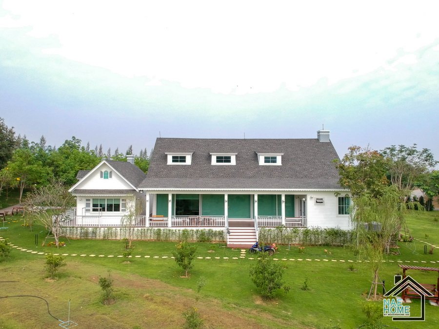 บ้านสไตล์อิงลิชคันทรี พร้อมเรือนรับรองแยก 4 ห้องนอน 4 ห้องน้ำ พื้นที่ใช้สอย 355 ตรม