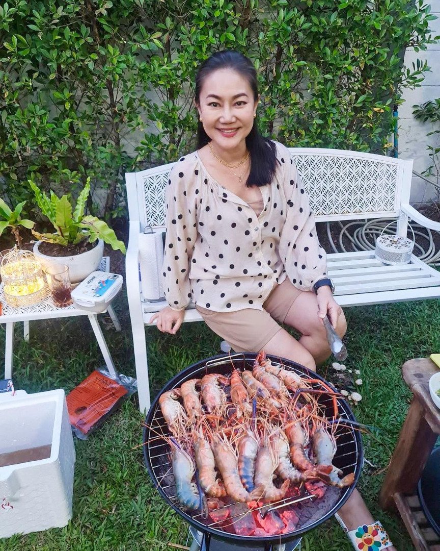 "บ้านน้อง พรสุดา" อดีตนางเอกยุค 90 กับชีวิตภริยานักการทูต และการผันตัวเป็นผู้จัดละคร