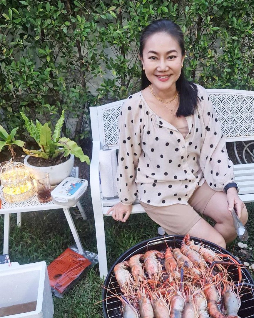 "บ้านน้อง พรสุดา" อดีตนางเอกยุค 90 กับชีวิตภริยานักการทูต และการผันตัวเป็นผู้จัดละคร