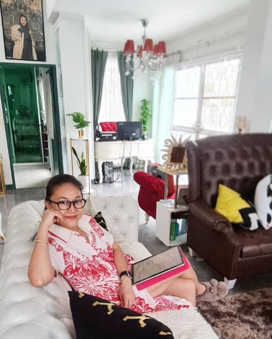 "บ้านน้อง พรสุดา" อดีตนางเอกยุค 90 กับชีวิตภริยานักการทูต และการผันตัวเป็นผู้จัดละคร