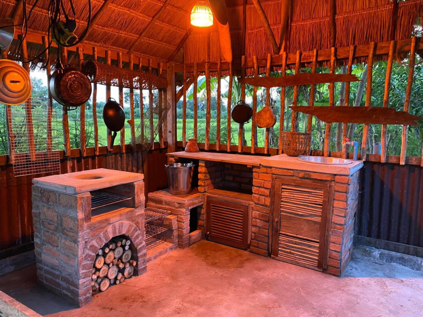 หนุ่มโชว์ไอเดีย “เตาฟืนทำเอง” ออกแบบเพื่อใช้สำหรับบ้านสวนโดยเฉพาะ