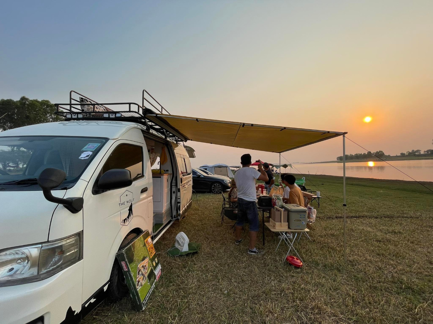 ไอเดียเจ๋ง สาวเปลี่ยนรถตู้เป็นรถบ้าน ตกแต่งน่ารัก อยากเที่ยวเมื่อไร ล้อหมุนได้เลย