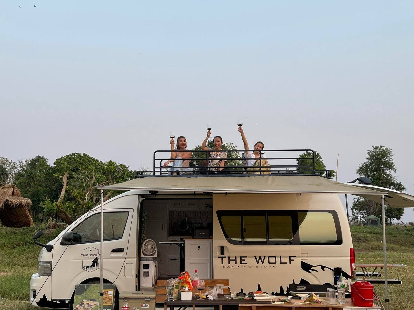 ไอเดียเจ๋ง สาวเปลี่ยนรถตู้เป็นรถบ้าน ตกแต่งน่ารัก อยากเที่ยวเมื่อไร ล้อหมุนได้เลย