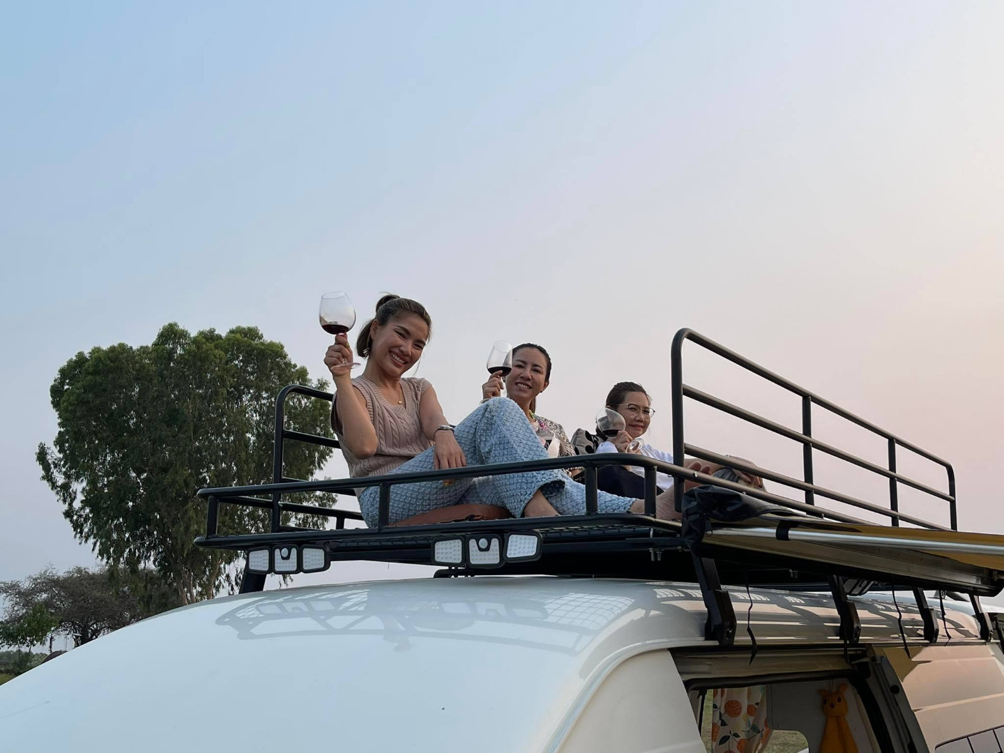 ไอเดียเจ๋ง สาวเปลี่ยนรถตู้เป็นรถบ้าน ตกแต่งน่ารัก อยากเที่ยวเมื่อไร ล้อหมุนได้เลย