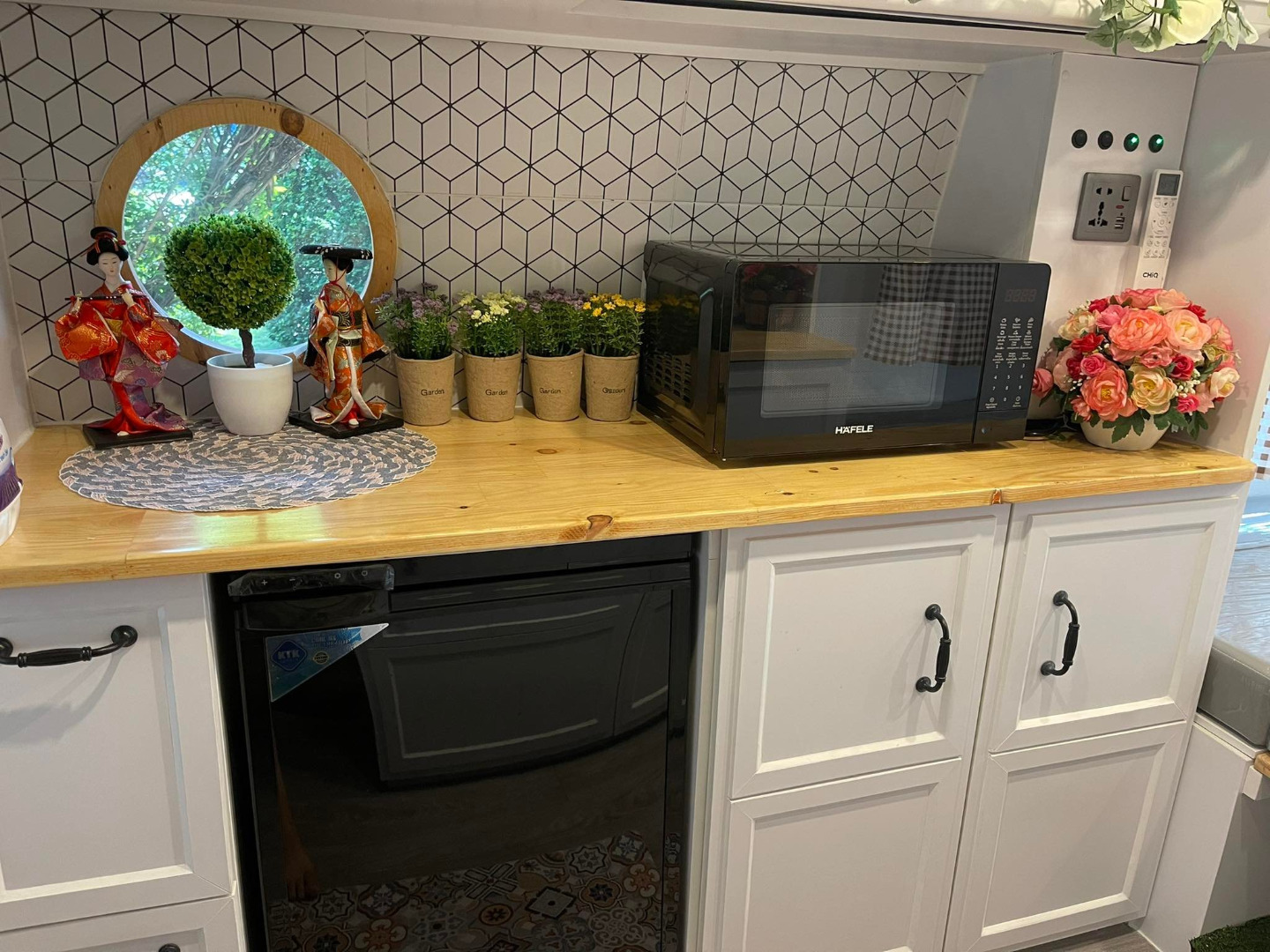 ไอเดียเจ๋ง สาวเปลี่ยนรถตู้เป็นรถบ้าน ตกแต่งน่ารัก อยากเที่ยวเมื่อไร ล้อหมุนได้เลย