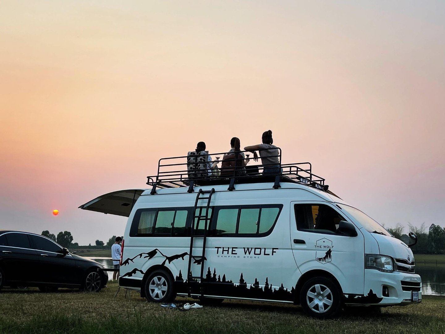 ไอเดียเจ๋ง สาวเปลี่ยนรถตู้เป็นรถบ้าน ตกแต่งน่ารัก อยากเที่ยวเมื่อไร ล้อหมุนได้เลย