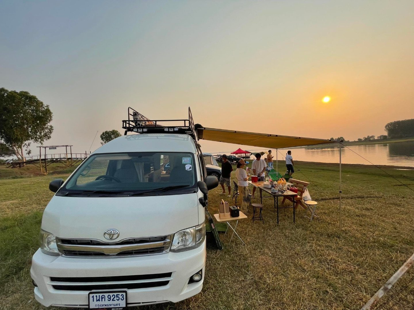 ไอเดียเจ๋ง สาวเปลี่ยนรถตู้เป็นรถบ้าน ตกแต่งน่ารัก อยากเที่ยวเมื่อไร ล้อหมุนได้เลย