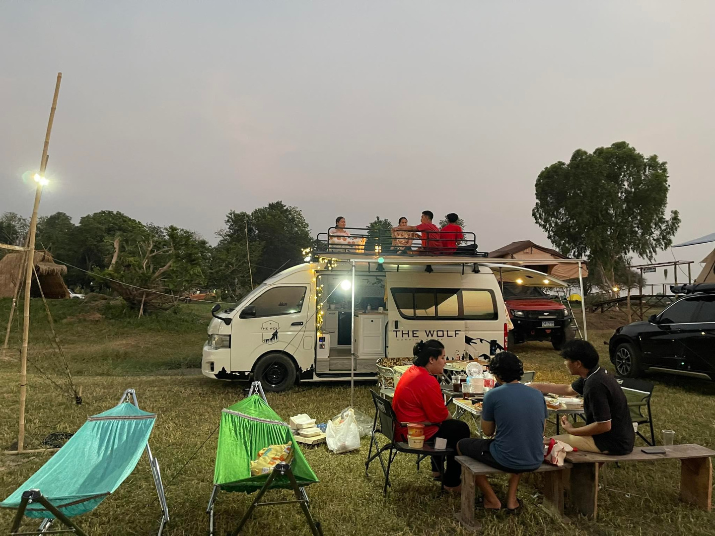 ไอเดียเจ๋ง สาวเปลี่ยนรถตู้เป็นรถบ้าน ตกแต่งน่ารัก อยากเที่ยวเมื่อไร ล้อหมุนได้เลย