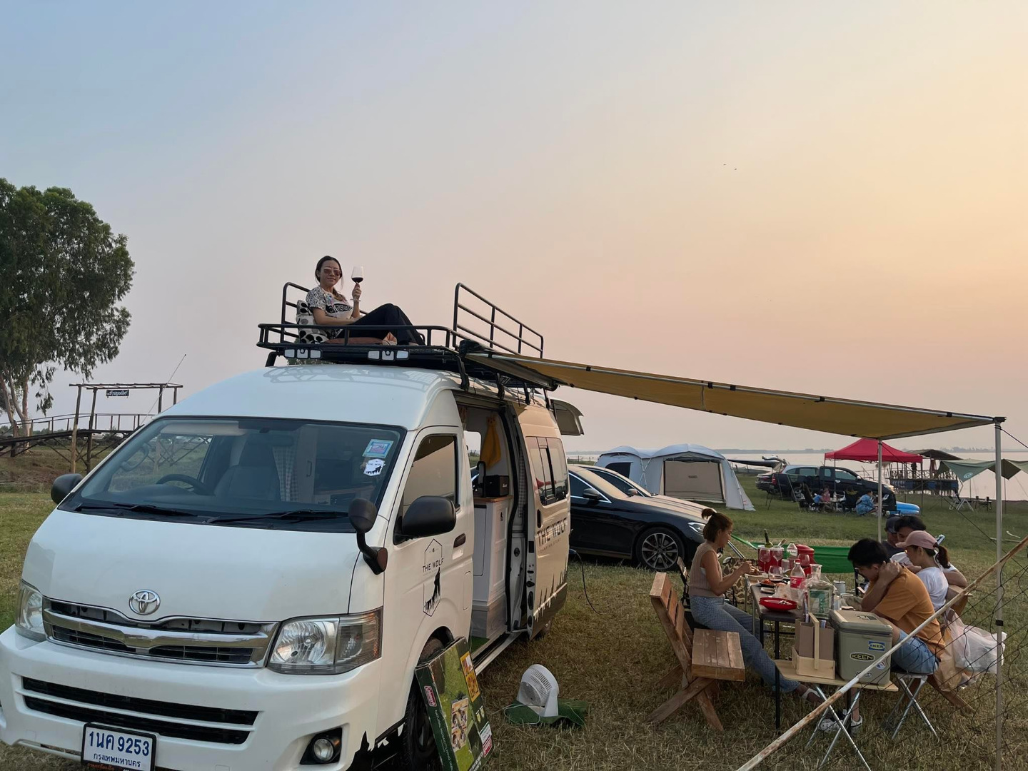 ไอเดียเจ๋ง สาวเปลี่ยนรถตู้เป็นรถบ้าน ตกแต่งน่ารัก อยากเที่ยวเมื่อไร ล้อหมุนได้เลย