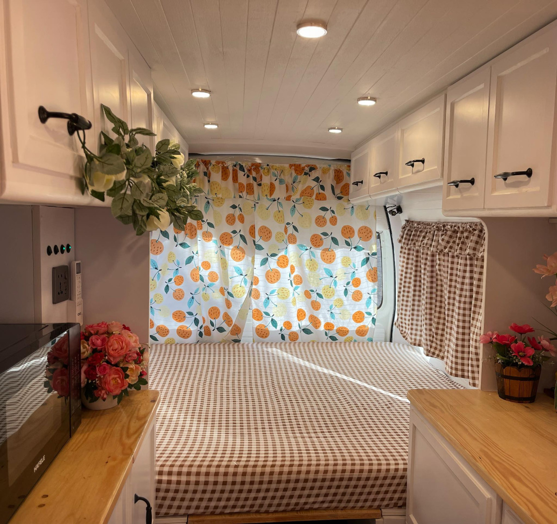 ไอเดียเจ๋ง สาวเปลี่ยนรถตู้เป็นรถบ้าน ตกแต่งน่ารัก อยากเที่ยวเมื่อไร ล้อหมุนได้เลย