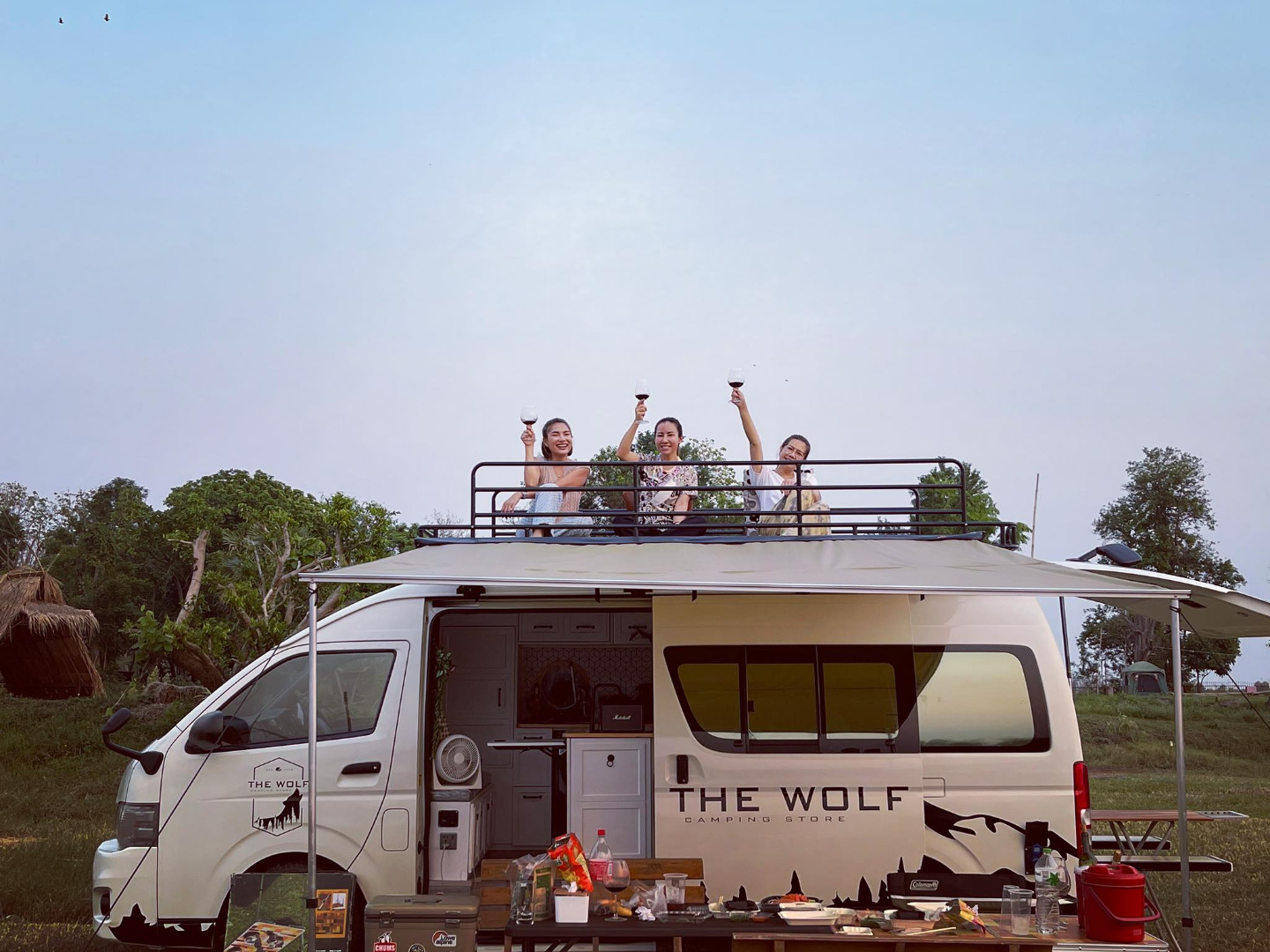 ไอเดียเจ๋ง สาวเปลี่ยนรถตู้เป็นรถบ้าน ตกแต่งน่ารัก อยากเที่ยวเมื่อไร ล้อหมุนได้เลย