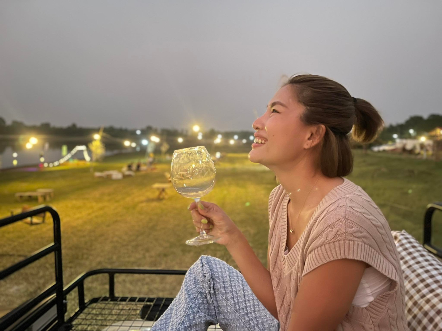 ไอเดียเจ๋ง สาวเปลี่ยนรถตู้เป็นรถบ้าน ตกแต่งน่ารัก อยากเที่ยวเมื่อไร ล้อหมุนได้เลย