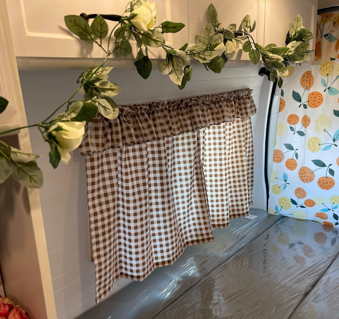 ไอเดียเจ๋ง สาวเปลี่ยนรถตู้เป็นรถบ้าน ตกแต่งน่ารัก อยากเที่ยวเมื่อไร ล้อหมุนได้เลย