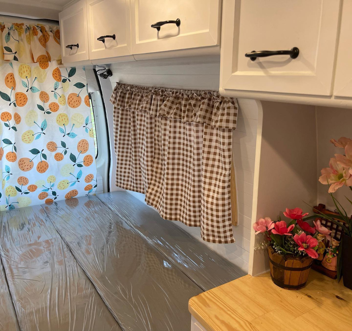 ไอเดียเจ๋ง สาวเปลี่ยนรถตู้เป็นรถบ้าน ตกแต่งน่ารัก อยากเที่ยวเมื่อไร ล้อหมุนได้เลย