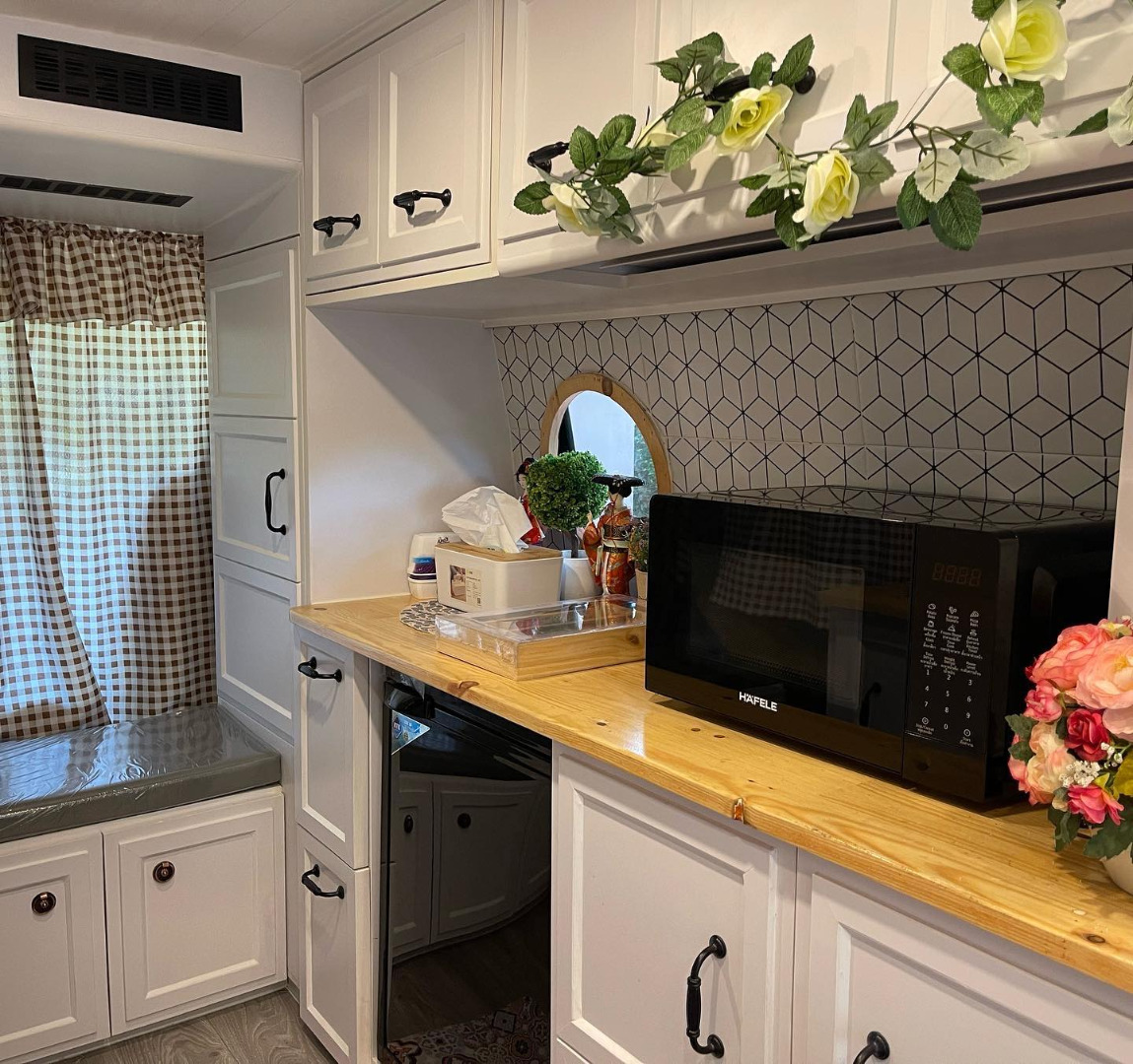 ไอเดียเจ๋ง สาวเปลี่ยนรถตู้เป็นรถบ้าน ตกแต่งน่ารัก อยากเที่ยวเมื่อไร ล้อหมุนได้เลย