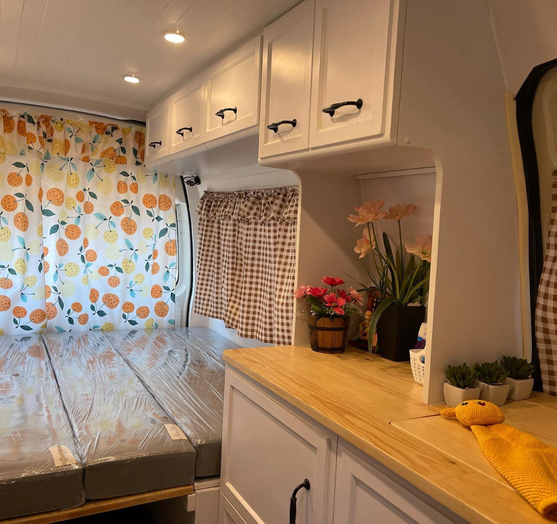 ไอเดียเจ๋ง สาวเปลี่ยนรถตู้เป็นรถบ้าน ตกแต่งน่ารัก อยากเที่ยวเมื่อไร ล้อหมุนได้เลย